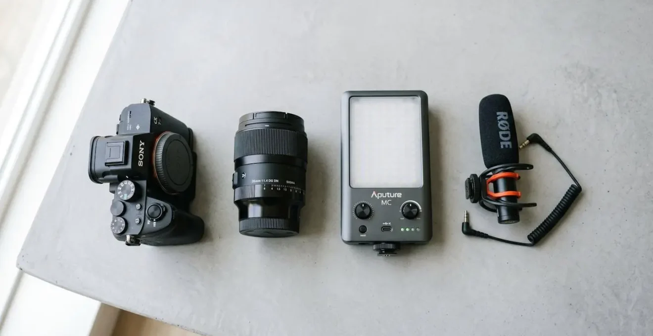 Kit de démarrage audiovisuel professionnel avec caméra, objectif et panneau LED sur fond de studio